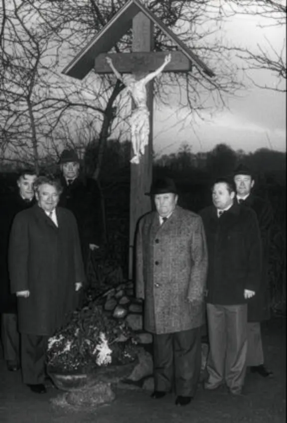 Einweihung des „Jäger-Kreuzes“ im „Großen Esch“. Beteiligte von links: Willi Heermann, Anton Heermann, Gerhard Heermann, Clemens Strotmann, Arthur Mücke, Theo Sandmann.