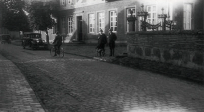 Hotel Cramer in der Poststraße, hier versammelten sich des Öfteren die Jäger und Förster aus Werlte. Das Foto zeigt: Hermann Cramer sen. mit Jagdhund und Lubert Perk, beide mit ihren geschulterten Jagdgewehren.