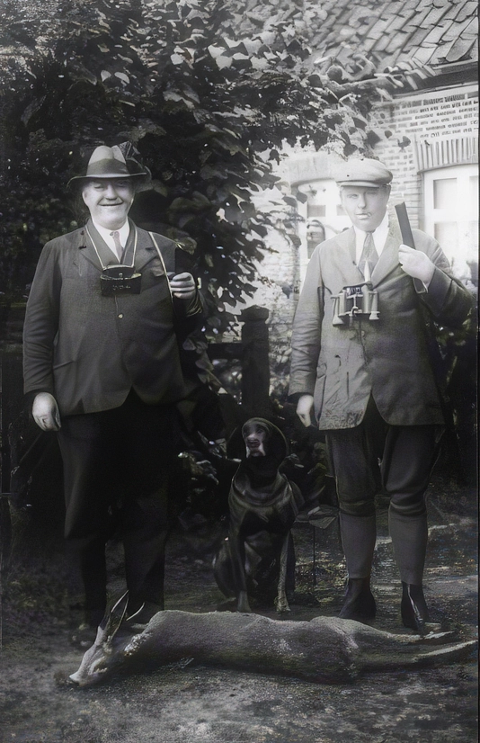 Links im Bild Lubert Perk und seine „Jagdkollegen“ mit einem erlegten ungeraden sechser Rehbock im Jahre 1928.