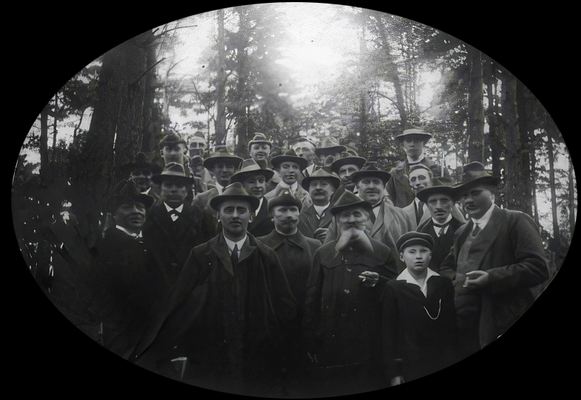 Jäger aus Werlte und Umgebung bei einer Jagd
untere Reihe von links: Förster Fissler, Werlte (zweiter); Förster Keimer sen., Vrees (vierter); Hermann Scholübbers, Werlte (ganz rechts)
zweite Reihe unten von links: Rektor Helmke (zweiter); Lubert Perk, Werlte (vierter); Bernhard Heermann, Werlte (fünfter)
dritte Reihe unten von rechts: Willi Hömmen
obere Reihe von links: Förster Kurt Anton, Sögel (zweiter); Förster Walter Anton, Werlte (dritter); Hermann Wilken, Werlte (letzter).