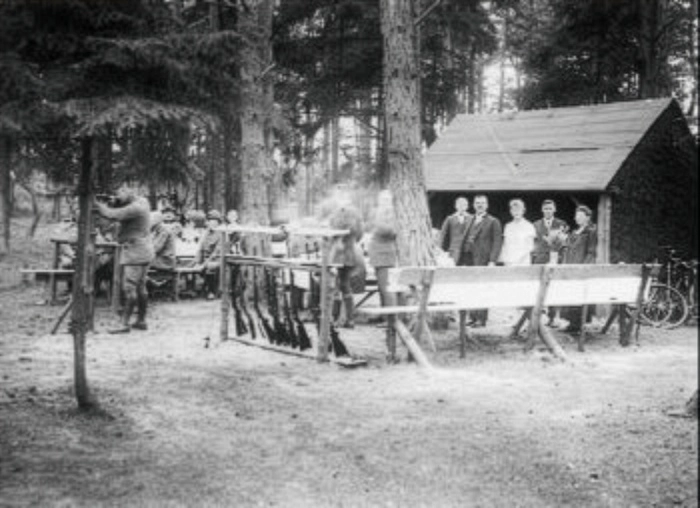 Alter Schießstand vom Hegering Werlte
In den so genannten Werlter „Buschtannen“ hatten die Jäger bereits einen Jagdschießstand mit „laufenden“ Wildschweinen, Rehen und Hasen eingerichtet.